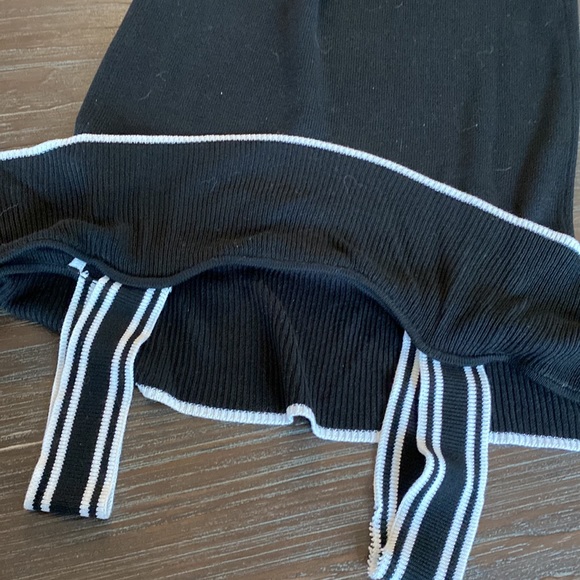 Ladies Banana Republic, black and white, cold shoulder knitted blouse. - Picture 5 of 9